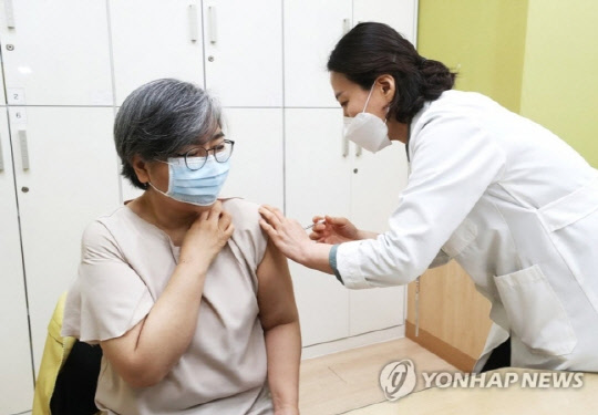 정은경 질병관리청장이 1일 오전 충북 청주시 흥덕구 보건소에서 아스트라제네카(AZ)의 코로나19 백신을 접종하고 있다. 연합뉴스